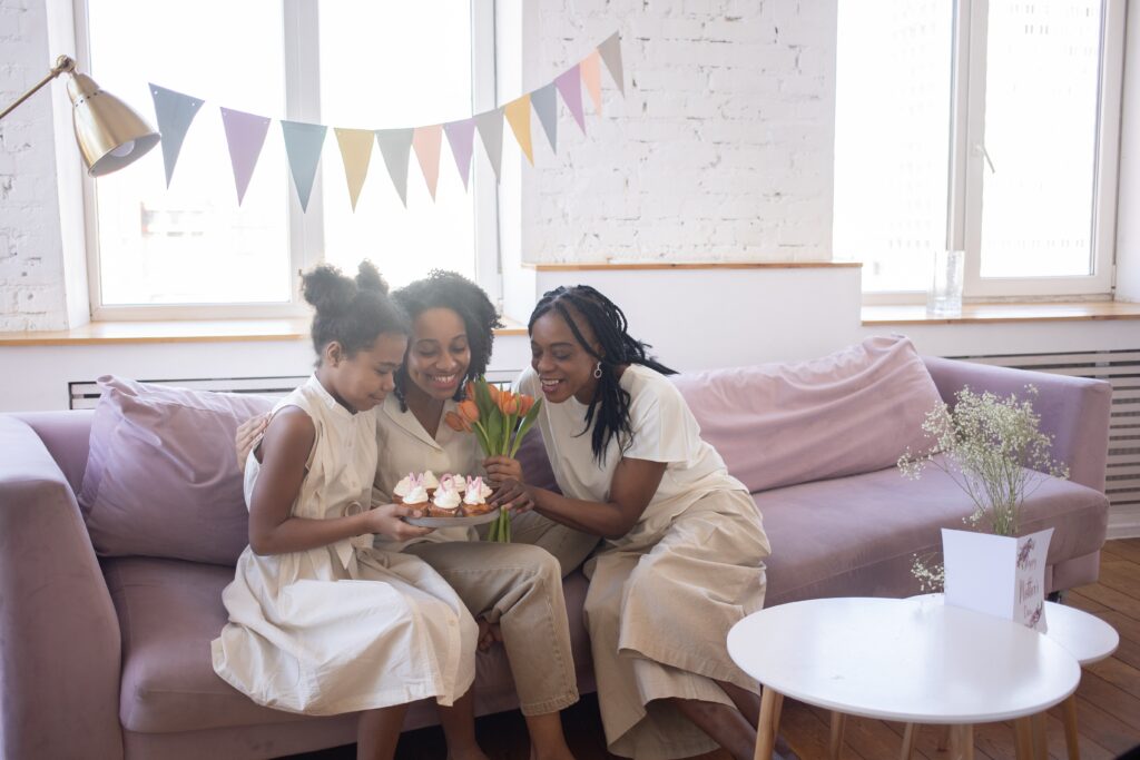 Mãe comemorando com as filhas o dia das mães