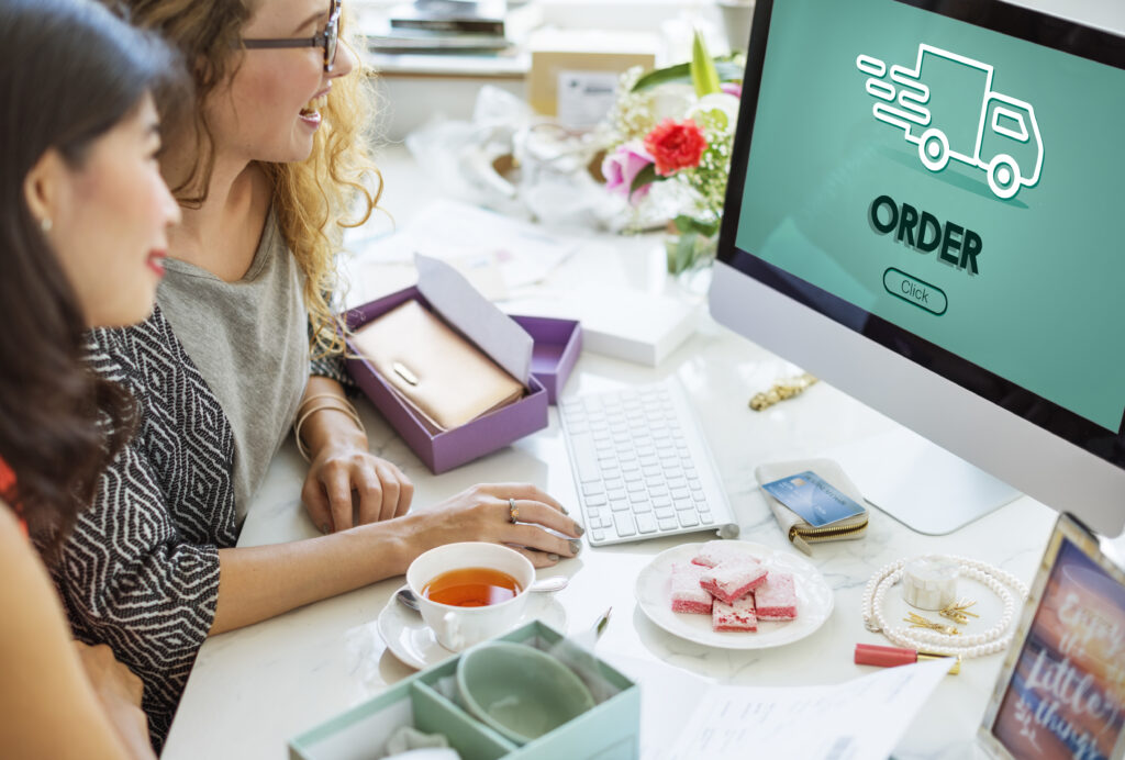 Mulheres conversando sobre a Logística reversa, ponto crucial para manter a empresa mais adapta a sustentabilidade