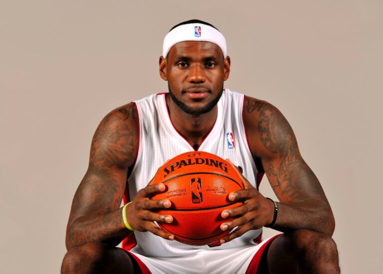 Lebron James Segurando a bola da Spalding