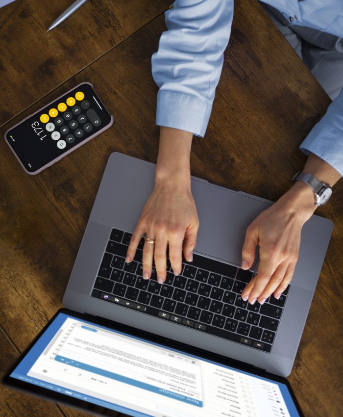 Mulher olhando analisando os dados em seu computador